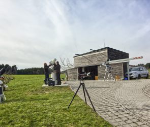 Schon ab dem fr&uuml;hen Nachmittag wird emsig f&uuml;r den Astronomietag aufgebaut bzw. vorbereitet!