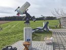Die beiden ortsfesten Teleskops&auml;ulen sind schon mit privaten Ger&auml;tschaften best&uuml;ckt... 