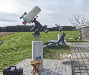 Die beiden ortsfesten Teleskops&auml;ulen sind schon mit privaten Ger&auml;tschaften best&uuml;ckt... 