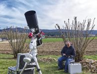 Eine betriebsbereite Teleskopausr&uuml;stung inklusive Kamera (das runde rote Teil) f&uuml;r den vollautomatisierten fotografischen Einsatz.