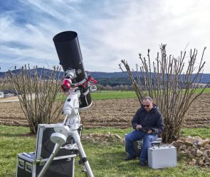 Eine betriebsbereite Teleskopausr&uuml;stung inklusive Kamera (das runde rote Teil) f&uuml;r den vollautomatisierten fotografischen Einsatz.