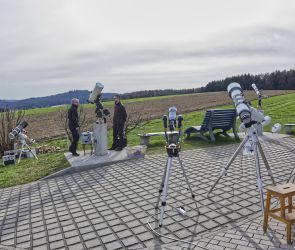 Eine ganze Armada an Teleskopen haben die Mitglieder f&uuml;r den Astronomietag aufgeboten!