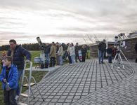 An allen vorhandenen Teleskopen hie&szlig; es ein wenig Geduld mitbringen f&uuml;r einen faszinierenden Blick auf diverse Himmelsobjekte.