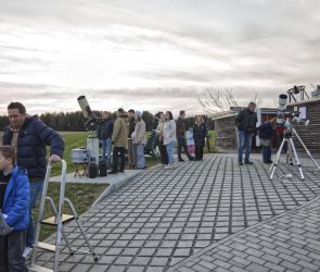 An allen vorhandenen Teleskopen hie&szlig; es ein wenig Geduld mitbringen f&uuml;r einen faszinierenden Blick auf diverse Himmelsobjekte.