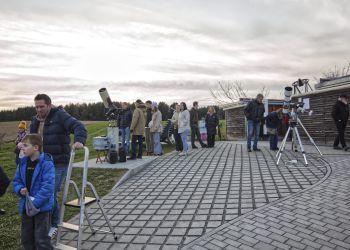 An allen vorhandenen Teleskopen hie&szlig; es ein wenig Geduld mitbringen f&uuml;r einen faszinierenden Blick auf diverse Himmelsobjekte.