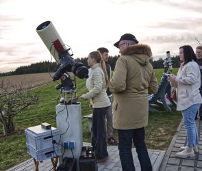 Auch die eigenen Teleskope der Vereinsmitglieder stie&szlig;en auf reges Interesse der Besucher!