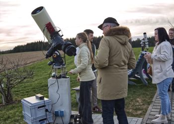 Auch die eigenen Teleskope der Vereinsmitglieder stie&szlig;en auf reges Interesse der Besucher!