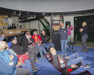 Im Hauptquartier von Sky-Skan können die Sternenfreunde die dort aufgebaute Testkuppel besichtigen