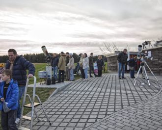 Nur durch Wolkenl&uuml;cken kann am Tag der Astronomie 2026 ein Blick auf Sonne oder Mond erhascht werden