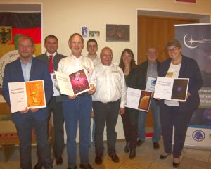 Die Vorstände verabschieden die Ehrengäste des Jubiläums mit einem kleinen Präsent