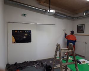 Auch im Vortragsraum wird fleißig geweißelt