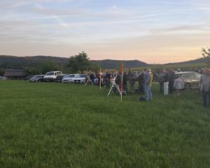 Die totale Mondfinsternis wird vor allem auf der Wiese oberhalb der Sternwarte beobachtet