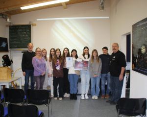 Liana Badertdinov erhält zur Feier des Tages ein Präsentpaket