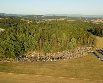 Blick von oben auf die Veranstaltungswiese der Sonnenfinsternis 2026, ca. 15 Minuten nach dem ersten Kontakt