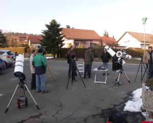 Zahlreiche Teleskope sind am Astronomietag 2013 auf dem Vorplatz des Hexenhäusls in Dieterskirchen aufgebaut