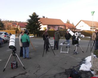 Zahlreiche Teleskope sind am Astronomietag 2013 auf dem Vorplatz des Hexenh&auml;usls in Dieterskirchen aufgebaut