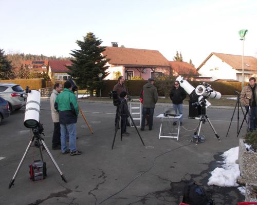 Zahlreiche Teleskope sind am Astronomietag 2013 auf dem Vorplatz des Hexenhäusls in Dieterskirchen aufgebaut Zahlreiche Teleskope sind am Astronomietag 2013 auf dem Vorplatz des Hexenhäusls in Dieterskirchen aufgebaut