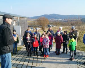 Vorsitzender Hans Köppl bei der Begrüßung zu Beginn des Astronomietages 2018. Besonders nachmittags waren auch viele Kinder unter den Besuchern