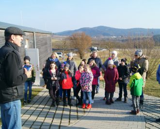 Vorsitzender Hans K&ouml;ppl bei der Begr&uuml;&szlig;ung zu Beginn des Astronomietages 2018. Besonders nachmittags waren auch viele Kinder unter den Besuchern