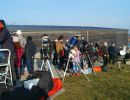 Astronomietag: Kleine wie größere Teleskope aus der Sternwarte und von Vereinsmitgliedern stehen am Vorplatz aufgereiht und werden von Besuchern belagert
