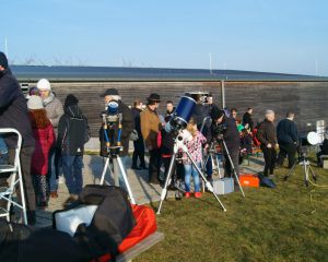 Astronomietag: Kleine wie größere Teleskope aus der Sternwarte und von Vereinsmitgliedern stehen am Vorplatz aufgereiht und werden von Besuchern belagert