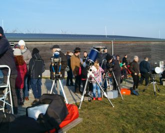 Astronomietag: Kleine wie gr&ouml;&szlig;ere Teleskope aus der Sternwarte und von Vereinsmitgliedern stehen am Vorplatz aufgereiht und werden von Besuchern belagert