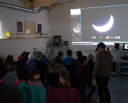 Astronomietage 2015: Auch die Grundschule Dieterskirchen besucht die Sternwarte zur Beobachtung der partiellen Sonnenfinsternis Astronomietage 2015: Auch die Grundschule Dieterskirchen besucht die Sternwarte zur Beobachtung der partiellen Sonnenfinsternis