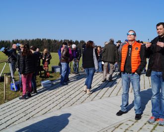 Den bis dahin gr&ouml;&szlig;ten Besucheransturm erlebt die junge Sternwarte an ihren ersten Astronomietagen: Alle Blicke gehen zur Sonnenfinsternis