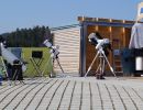 Zahlreiche Beobachtungsmöglichkeiten erlauben allen Interessierten einen Blick auf die verdunkelte Sonne