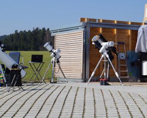 Zahlreiche Beobachtungsmöglichkeiten erlauben allen Interessierten einen Blick auf die verdunkelte Sonne