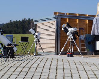 Zahlreiche Beobachtungsm&ouml;glichkeiten erlauben allen Interessierten einen Blick auf die verdunkelte Sonne