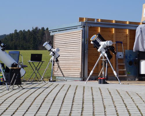 Zahlreiche Beobachtungsmöglichkeiten erlauben allen Interessierten einen Blick auf die verdunkelte Sonne Zahlreiche Beobachtungsmöglichkeiten erlauben allen Interessierten einen Blick auf die verdunkelte Sonne