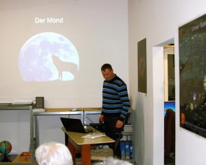 Bei bedecktem Himmel am Astronomietag 2016 konzentriert sich die Aufmerksamkeit der etwa 50 Sternwartenbesucher auf das Vortragsprogramm