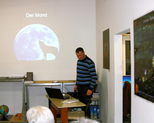 Bei bedecktem Himmel am Astronomietag 2016 konzentriert sich die Aufmerksamkeit der etwa 50 Sternwartenbesucher auf das Vortragsprogramm Bei bedecktem Himmel am Astronomietag 2016 konzentriert sich die Aufmerksamkeit der etwa 50 Sternwartenbesucher auf das Vortragsprogramm