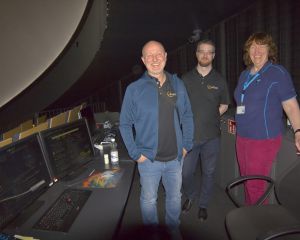 ... ebenso wie das Planetarium &bdquo;Supernova&ldquo; in Garching &ndash; hier beim Fachsimpeln mit der Planetariumsvorführerin