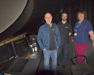 ... ebenso wie das Planetarium &bdquo;Supernova&ldquo; in Garching &ndash; hier beim Fachsimpeln mit der Planetariumsvorf&uuml;hrerin