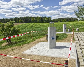 Die Teleskops&auml;ulen kurz nach der Fertigstellung: Der Boden ist gepflastert, die Steckdosen sind gesetzt