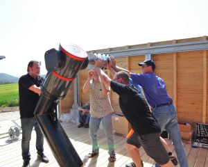 Jetzt geht's ans Eingemachte: Die Knicksäule für das große 70cm-Teleskop wird montiert...