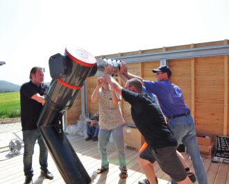Jetzt geht's ans Eingemachte: Die Knicks&auml;ule f&uuml;r das gro&szlig;e 70cm-Teleskop wird montiert...
