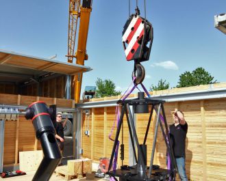 ...bevor der Tubus selbst per Kran in das Teleskopgeb&auml;ude gehievt wird