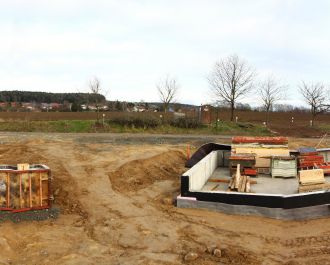 Zum Jahreswechsel 2013/2014 sind die Bauarbeiten schon weit fortgeschritten. Das Hauptgeb&auml;ude rechts ist bereits fast fertig betoniert. Links ist die Verschalung des Streifenfundaments zu sehen, welches das S&uuml;dtor des Teleskopgeb&auml;udes tragen wird