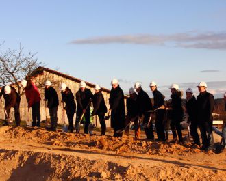 Beim ersten Spatenstich packen vom Landrat &uuml;ber den Stifter bis zur Architektin alle mit an