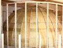 Ende April wird das Planetarium bereits von der Projektionskuppel überspannt, die vor Ort aus zahllosen Einzelsegmenten zusammengesetzt wurde