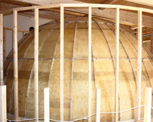 Ende April wird das Planetarium bereits von der Projektionskuppel überspannt, die vor Ort aus zahllosen Einzelsegmenten zusammengesetzt wurde