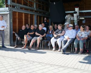 Jürgen Richthammer erklärt bei der Einweihung der Teleskopsäulen die Hintergründe und Besonderheiten des Baus