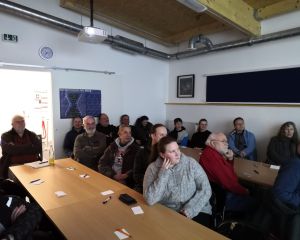 Viele interessierte Teilnehmer verfolgen den Grundlagenvortrag zum Auftakt des Astronomie-Einführungskurses