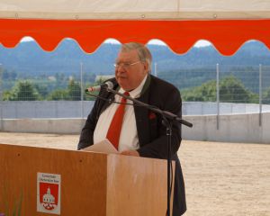 Stifter Dr. Heio Steffens bei seiner Ansprache zur Einweihung der Volkssternwarte Dieterskirchen im Festzelt unterhalb des Bauplatzes