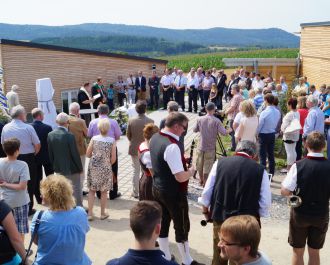 Der Andrang ist gro&szlig; &ndash; hier am Vorplatz der neuen Geb&auml;ude, wo Pfarrer Markus Urban im Rahmen der Einweihung Sternwarte und Planetarium seinen Segen erteilt