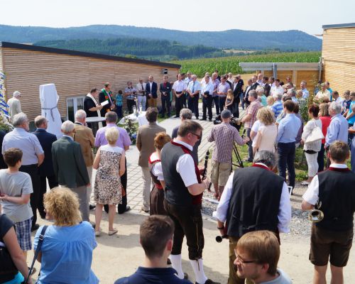 Der Andrang ist groß – hier am Vorplatz der neuen Gebäude, wo Pfarrer Markus Urban im Rahmen der Einweihung Sternwarte und Planetarium seinen Segen erteilt Der Andrang ist groß – hier am Vorplatz der neuen Gebäude, wo Pfarrer Markus Urban im Rahmen der Einweihung Sternwarte und Planetarium seinen Segen erteilt