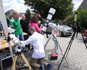 Zum Bürgerfest sind am Dieterskirchener Rathaus viele Möglichkeiten zur Sonnenbeobachtung geboten